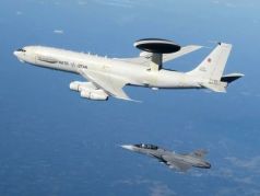 Самолет ДРЛО (AWACS) E-3A в сопровождении истребителя Сааб JAS 39 "Грипен". Фото: шведские ВВС.