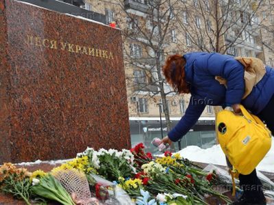 Цветы у памятника Лесе Украинке. Фото: photo.kommersant.ru Цветы у памятника Лесе Украинке. Фото: photo.kommersant.ru
