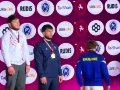 Украинский спортсмен встал спиной. Фото: tsargrad.tv