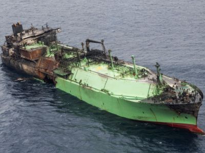 Дрейфующий поврежденный газовоз. Фото: yahoo.com