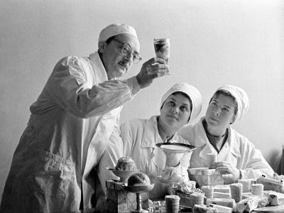 Работники Хладокомбината №8 просматривают образцы мороженого. Фото Б.С. Трепетов, 1963 год.