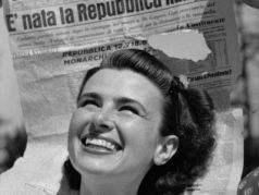 Анна Иберти, держащая газету Corriere della Sera с заголовком "Родилась Итальянская республика". 1946 год