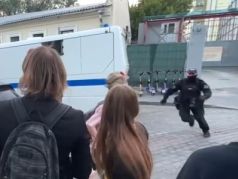 Жесткое задержание стримера в Москве, помахавшего проезжающему мимо автозаку.